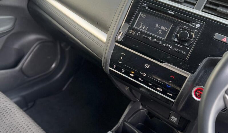 
								Honda Fit Hybrid full									