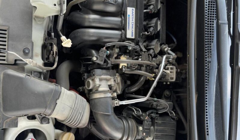 
								Honda Fit Hybrid full									