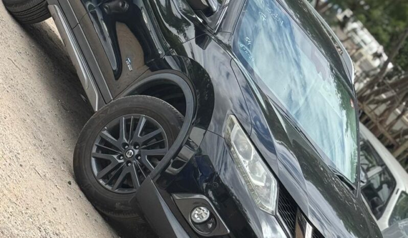
								Nissan X-Trail Hybrid full									