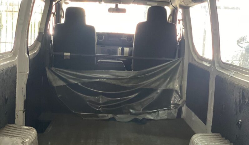 
								Nissan Caravan full									